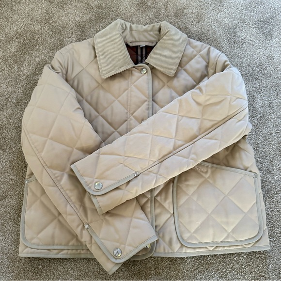BNWOT! Never worn, only removed tags! Burberry - Quilted Barn Jacket Soft fawn L - Picture 7 of 15